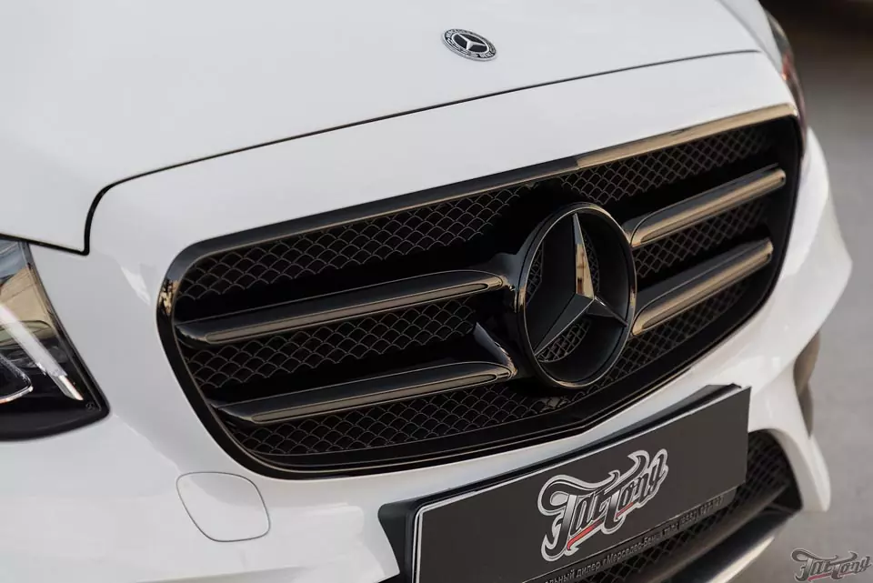 Mercedes E class. Окрас крыши и решетки радиатора в черный глянец!